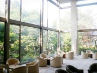 ロビー　日本庭園に面し喫茶、ラウンジもあり優雅にくつろいでいただけます