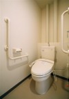 【居室トイレ】車椅子対応で、ナースコールも備え付けておりますので安心です。