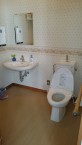 清潔感あふれるトイレは手すり完備の車椅子の方でも安心して利用できます