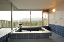 浴室は個室と展望大浴場とあり、自然を眺めながらゆったり入浴できます