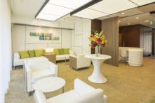 ラウンジ。明るく開放的なラウンジは、白を基調とした洗練された家具がさわやかな空間を演出します。